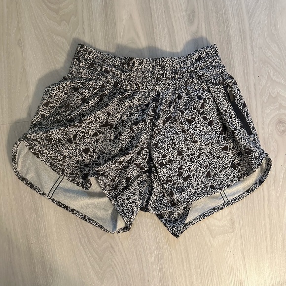 Lululemon Tracker Short V 4” – Sporadic Black Rhino Grey Size 4 - Picture 6 of 8